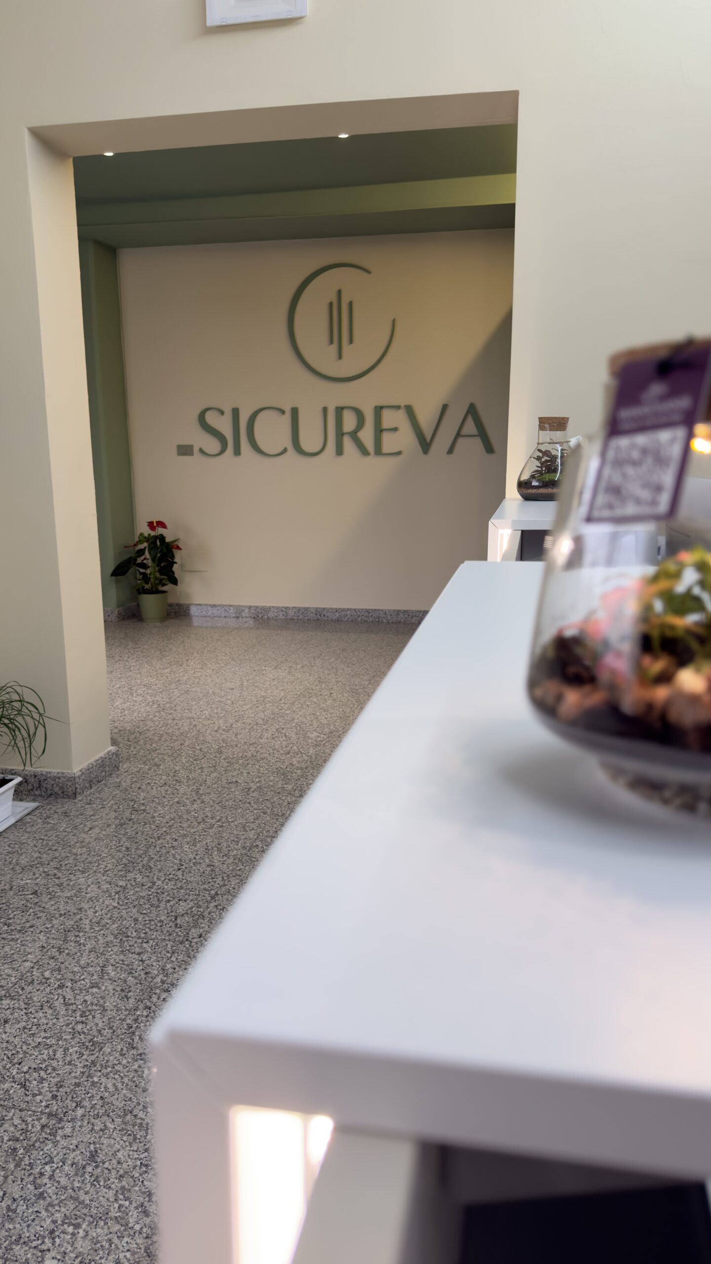 Ingresso della sede SicurEva a Sestu con il logo aziendale