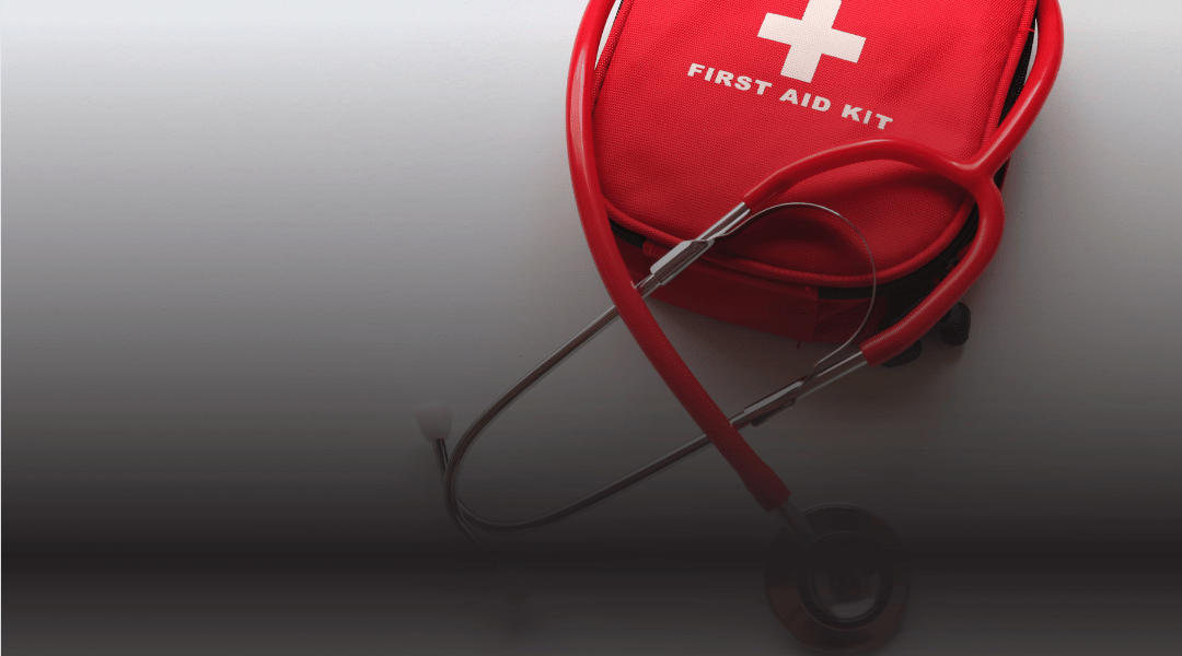 Borsa di primo soccorso rossa e stetoscopio