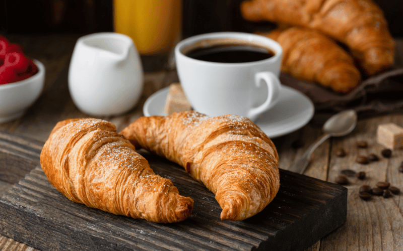 Caffè e cornetti al bancone di un bar