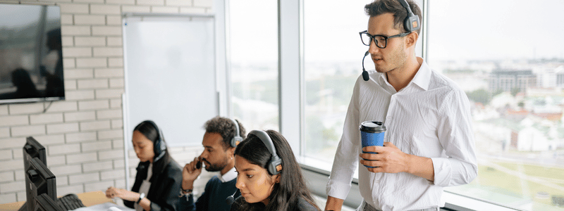 Responsabile che coordina un gruppo di lavoro in ufficio
