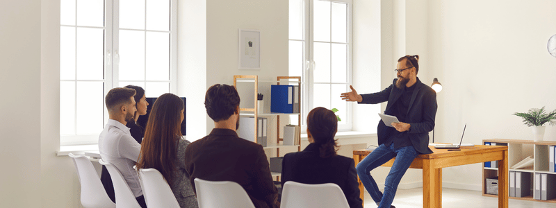 Aula di formazione con docente e partecipanti