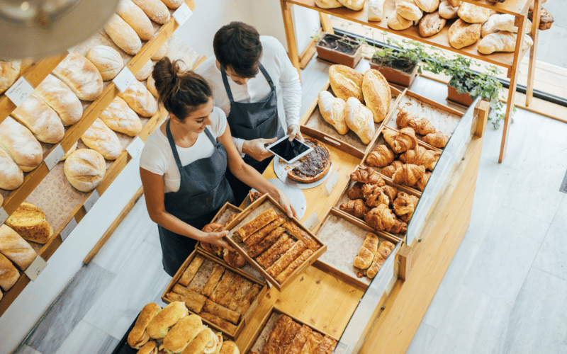 Banco di un panificio con pane e dolci