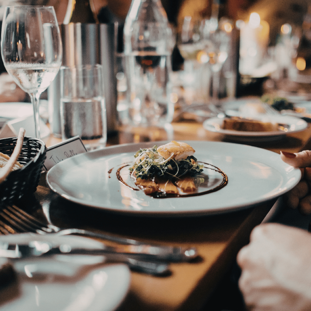 Sala di un ristorante con piatti serviti